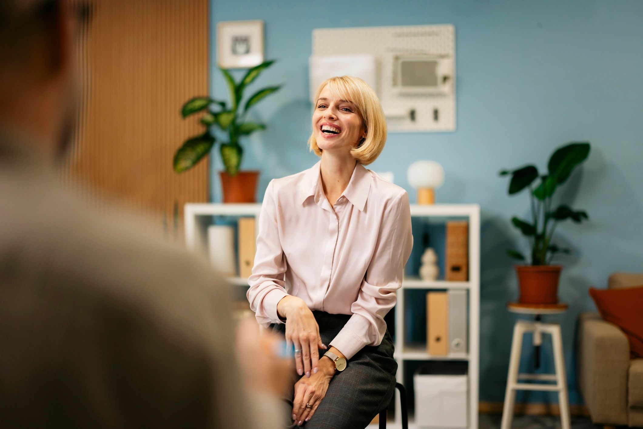 Supportive coach speaking with a client in a calm setting
